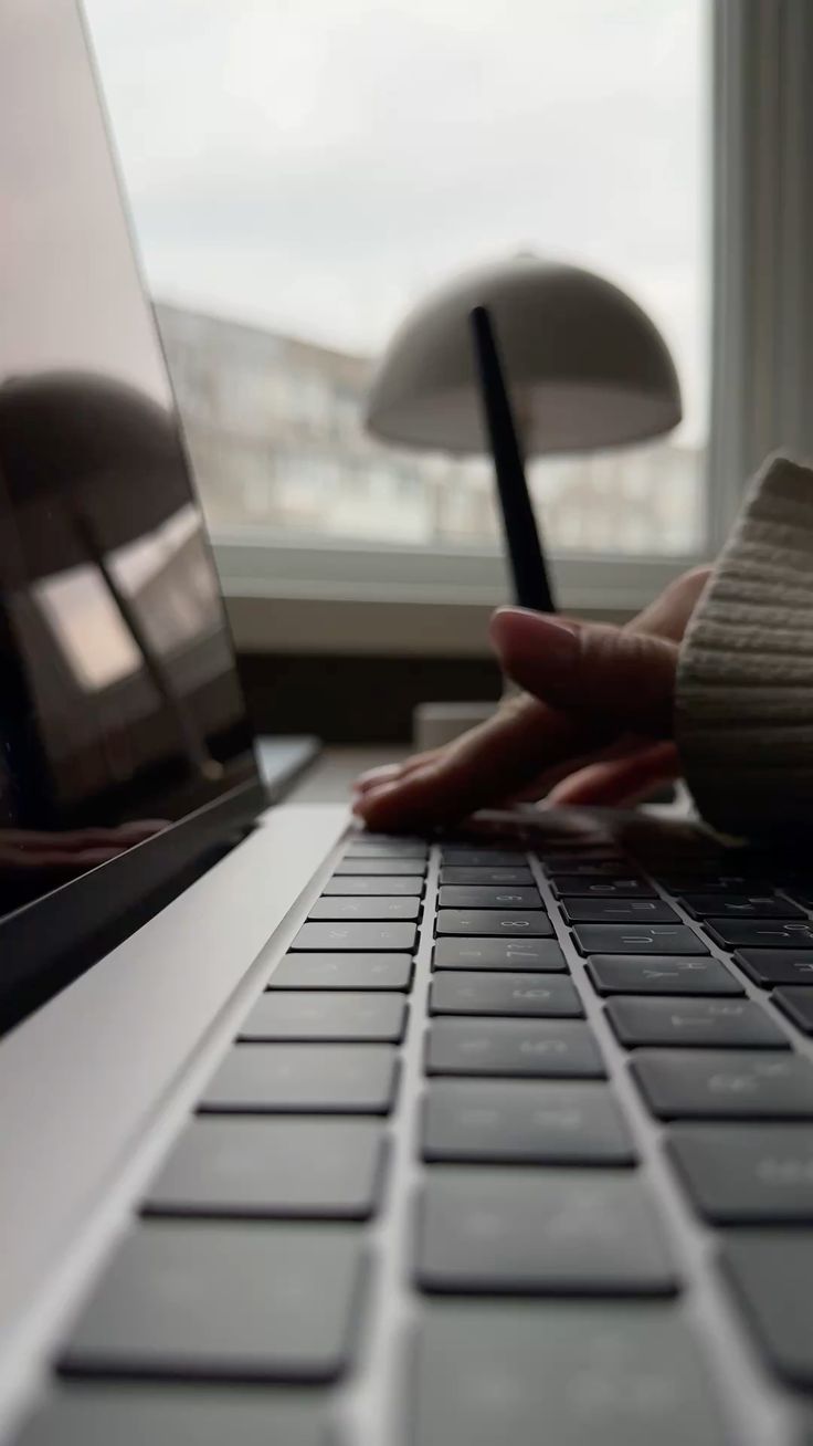 Salon minimaliste avec fauteuil en cuir