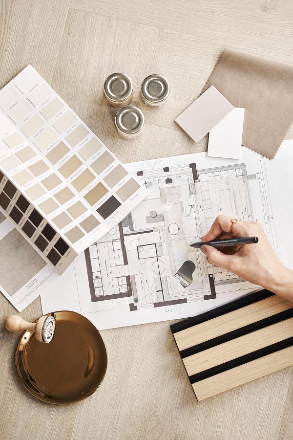 Salon avec cheminée et bibliothèque en bois